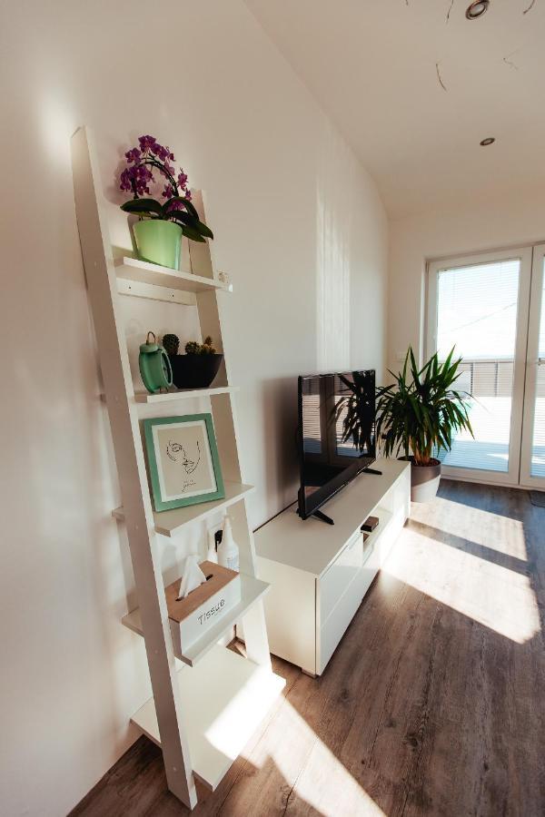 Sunny Oak Estate Apartamento Mengeš Exterior foto